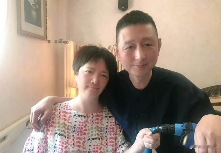 61岁老戏骨何晴去世后，她的好友接受媒体采访哽咽，并且公开了她之前手术后的照片。