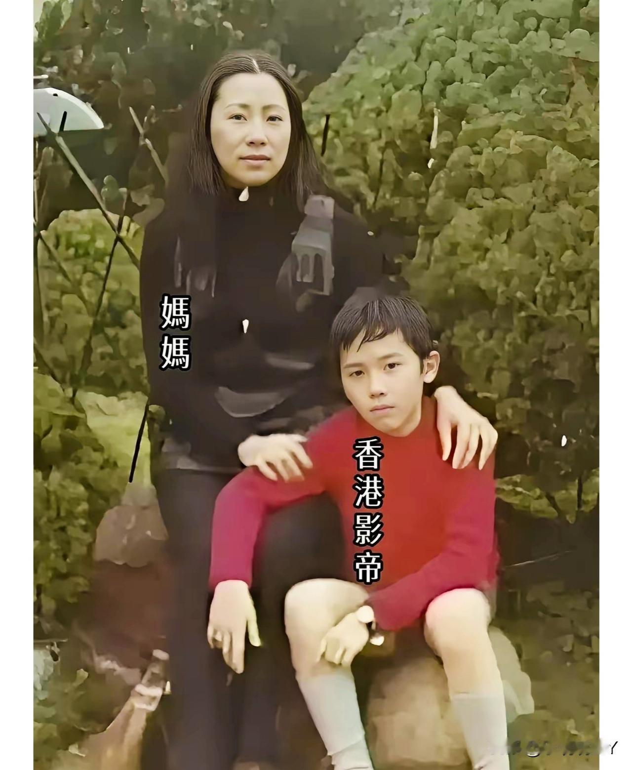 这是一九七四年，男孩与他的妈妈在公园的合影。当年眉清目秀的他，而今已是家喻户晓的