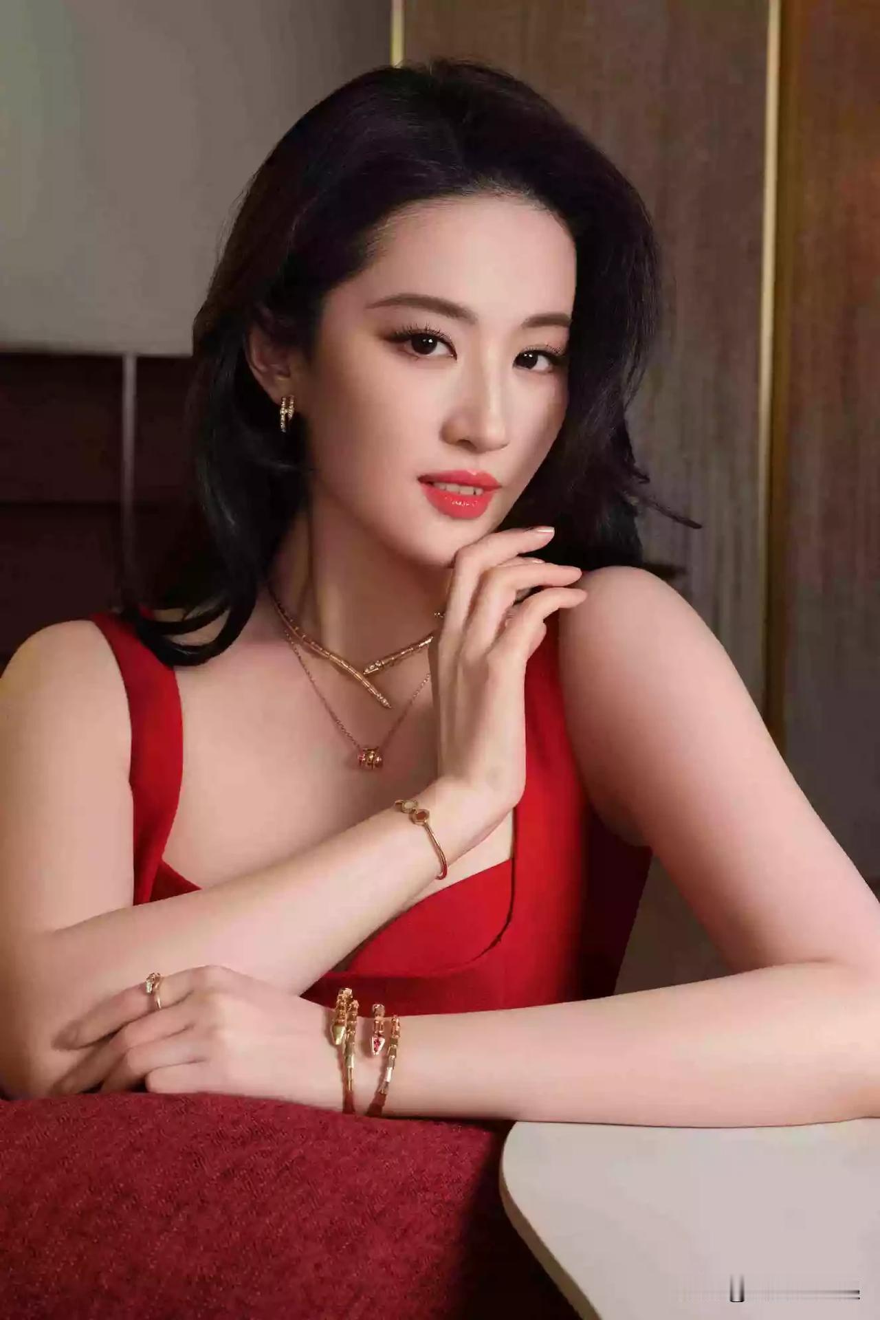 刘亦菲新春大片简直杀疯了！她穿的那条性感红色吊带裙一亮相就火速刷屏。暖黄灯光下，