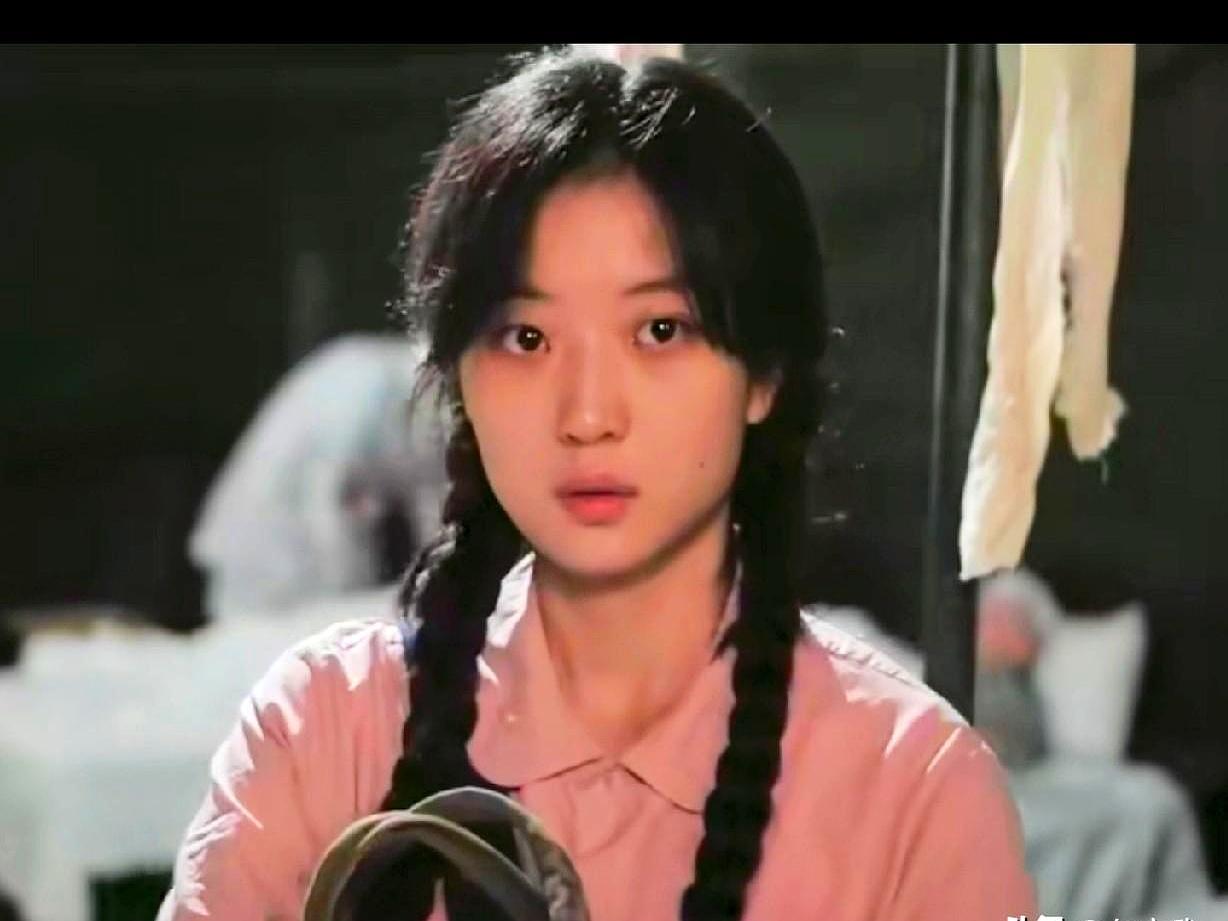 极致的生死相依，往往开局于最冷酷的算计。七十年代末，女工费霓为帮哥哥弄婚房