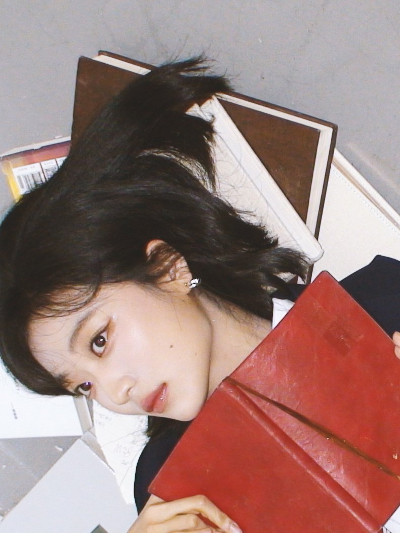 谁懂啊！孙千这组校园风写真直接戳中审美！利落短发搭配干净白衬衫，美高氛围感瞬间拉