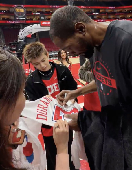 任嘉伦任嘉伦火箭主场表演嘉宾杜兰特任嘉伦互换礼物杜兰特想像任嘉伦一样帅任嘉伦N