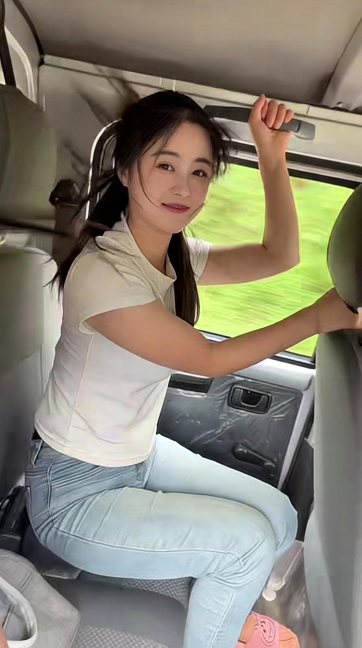 漂亮的女卡车司机。
