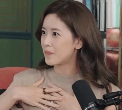 章泽天的播客首秀，简直是大型翻车现场。想靠刘嘉玲镇场子，结果气场全被碾压了。