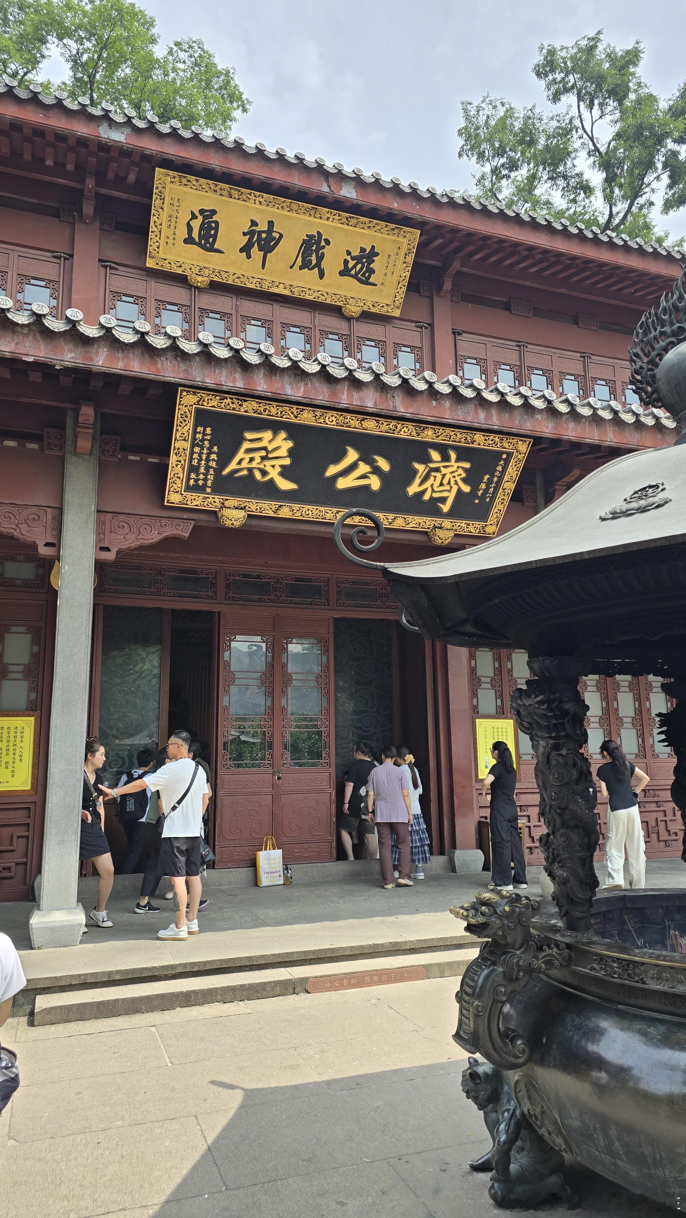 一直很敬仰游本昌老师的处世风骨，索性趁国庆假期，把他的三部《济公》从头到尾完整看了一遍。某种意义上，