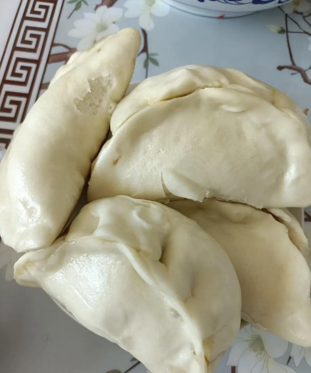 我刚把做好的晚饭端出来，媳妇看了一眼说：“狗都不吃”。说完就进屋里去了。