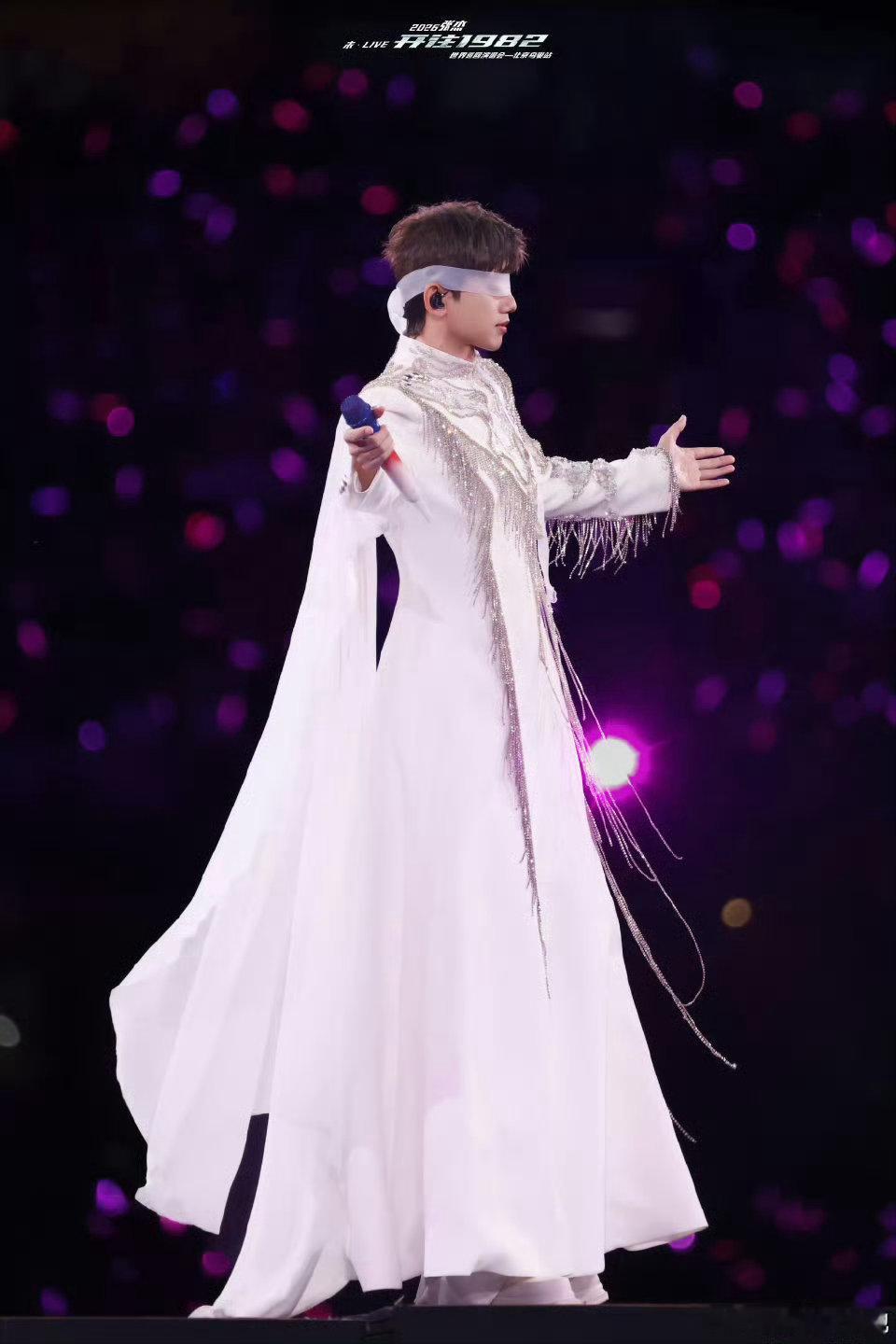 张杰一年开了28场鸟巢演唱会一年28场鸟巢开唱，张杰用实力铸就华语乐坛传奇。每一