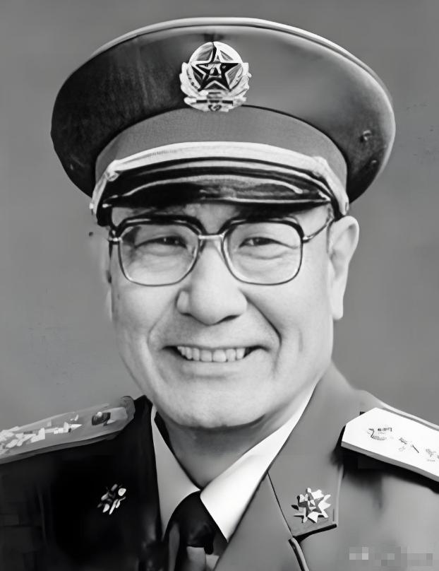1948年，在沈阳战俘营内。一位16岁的国民党俘虏泪眼摩挲地往人群后头缩，想要领