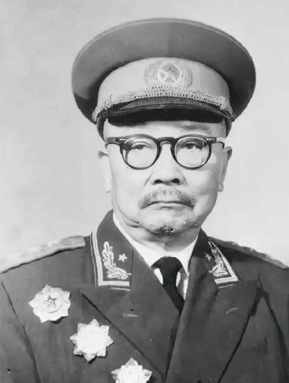 一个特务头子借着去西安述职之时，闯进延安，下跪道：我来认罪！1943年，李克农正