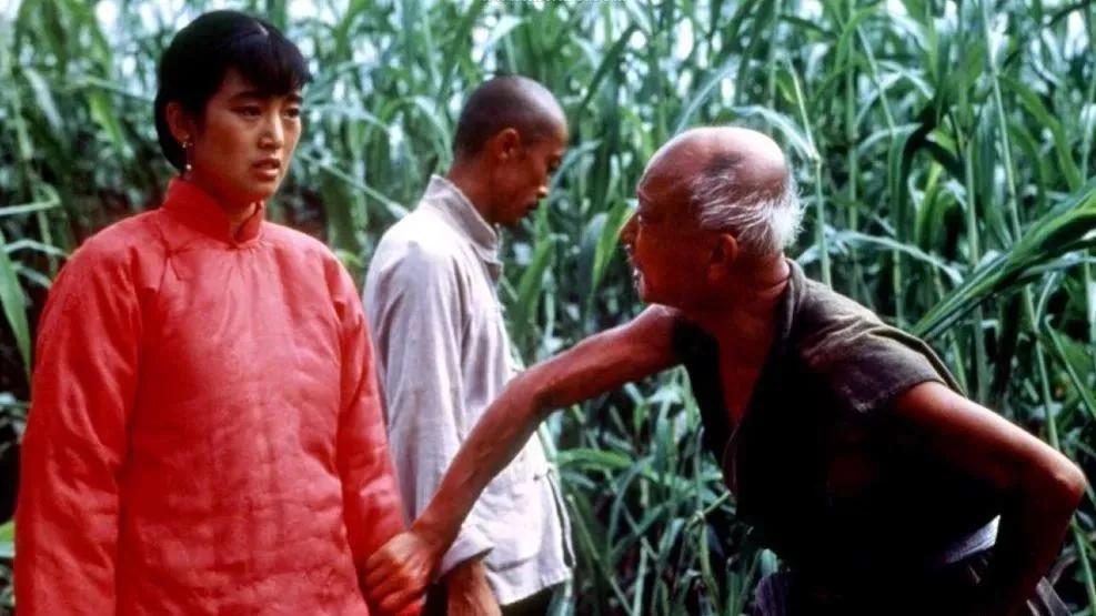 1987年，张艺谋筹集了40000元请当地农民种了100亩高粱，并承诺粮食归他们