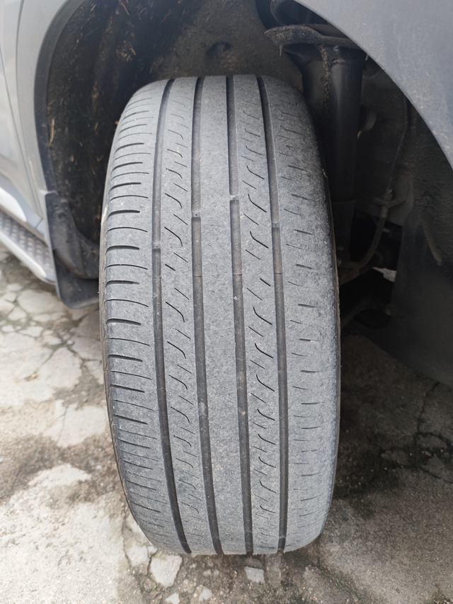 前轮右侧吃胎严重今天打死方向盘发现右侧前轮吃胎严重，想咨询几个问题：1、在4儿