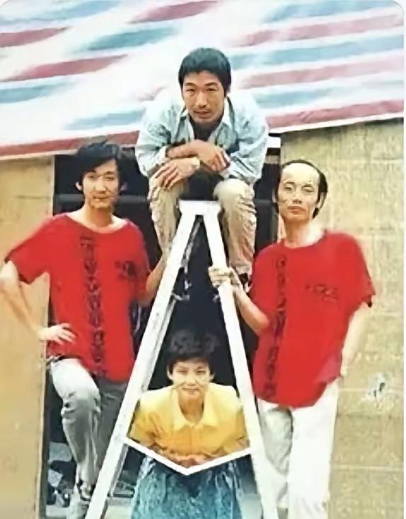 这四个人，带着青春的羞涩。不过，就这样貌不惊人的他们，却在艺术天地里熠熠生辉。马