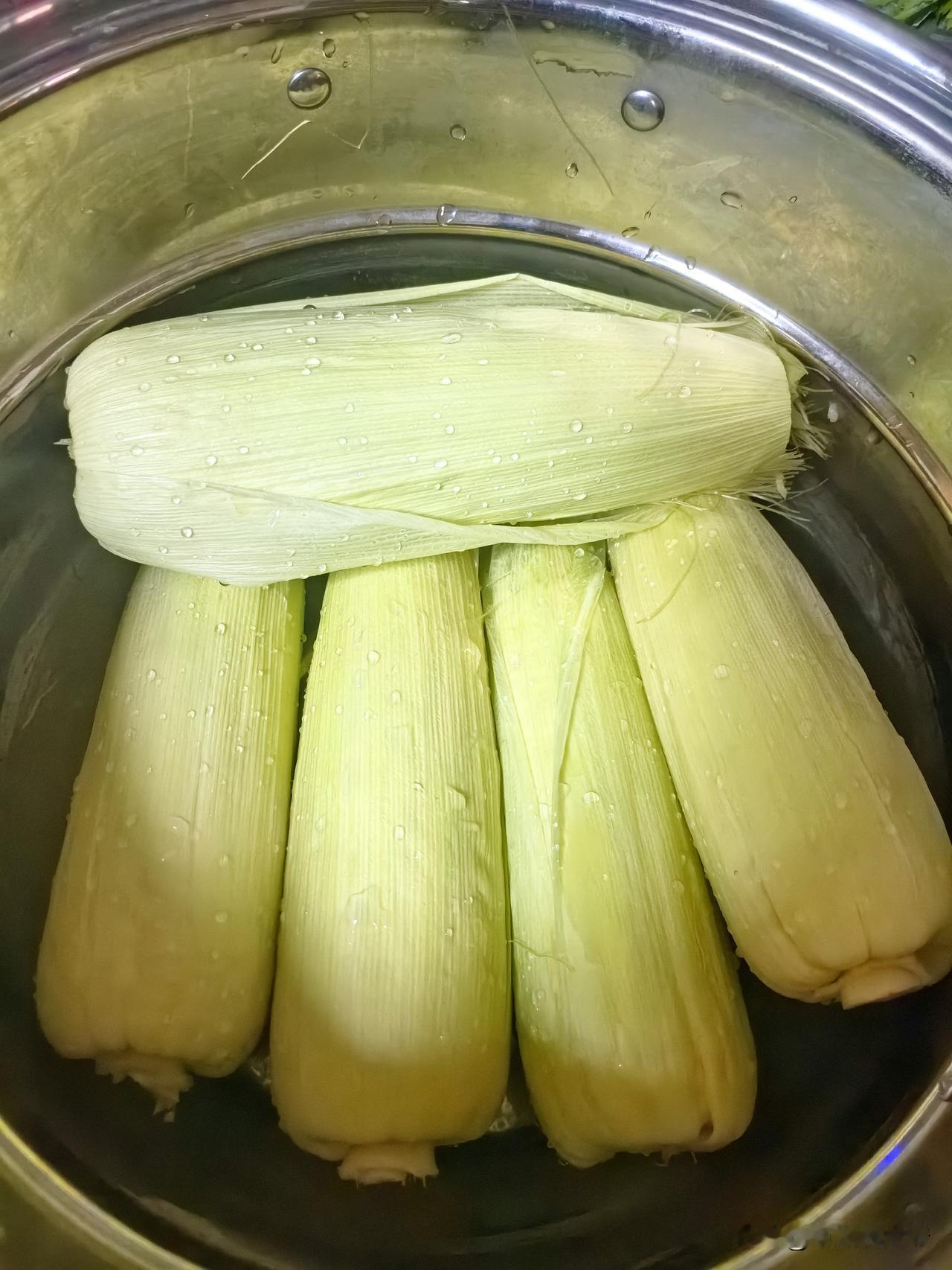 最近顺义的玉米下来了，村民拉着玉米在各个小区附近摆摊，8-10元一袋，每袋10个