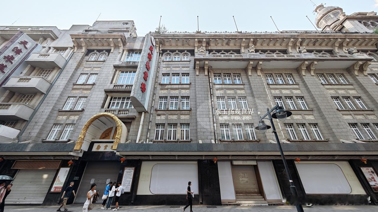 走在和平路的街头，目光总会不自觉被劝业场这座老建筑拉住脚步。在天津本地人的心里，