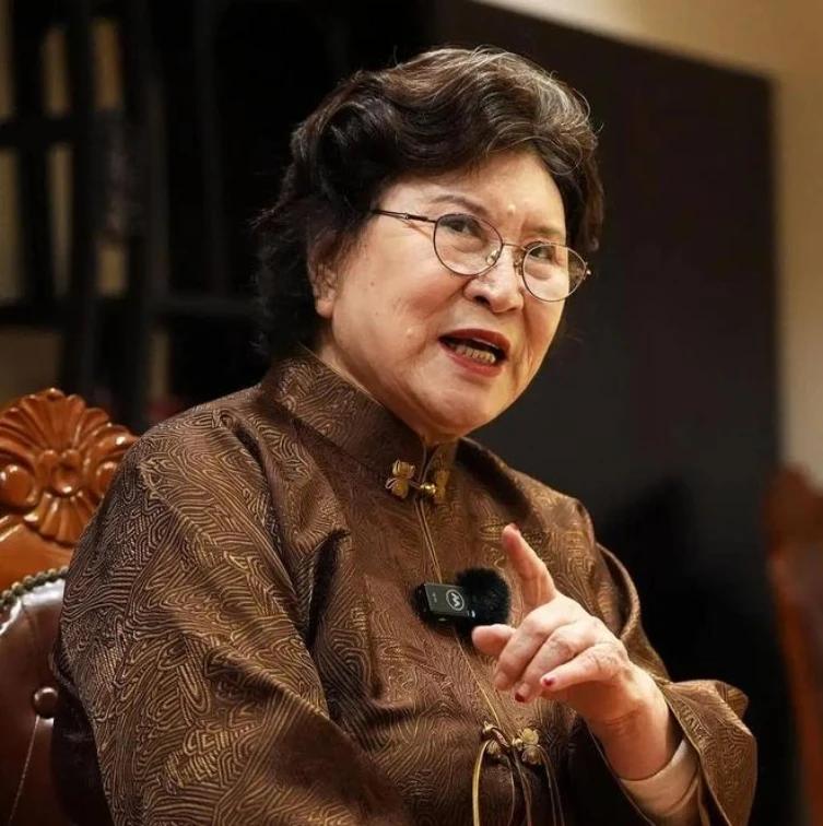北京东城一栋八十年代的老旧居民楼里，81岁的刘兰芳仍住在100平米的老房子中。泛