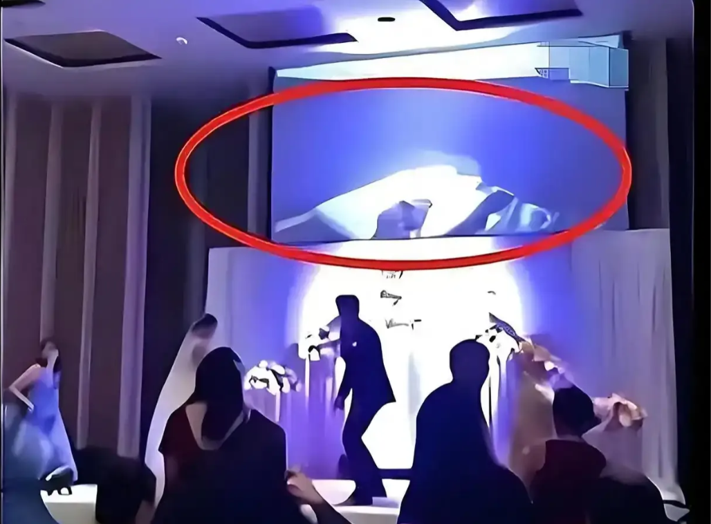 上海女子在酒店举办婚礼时，大屏幕上突然出现一张不雅照，长达20多秒。现场的宾客都