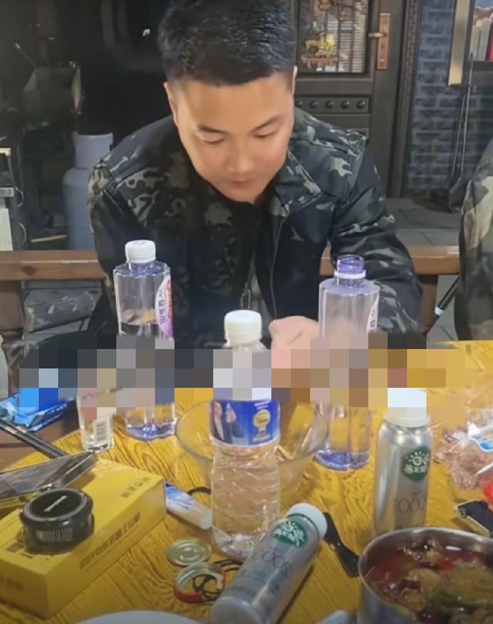 辛巴为啥不敢回来直播？二驴一句话把底儿漏了：人家账上躺着30个亿，按年化3.85