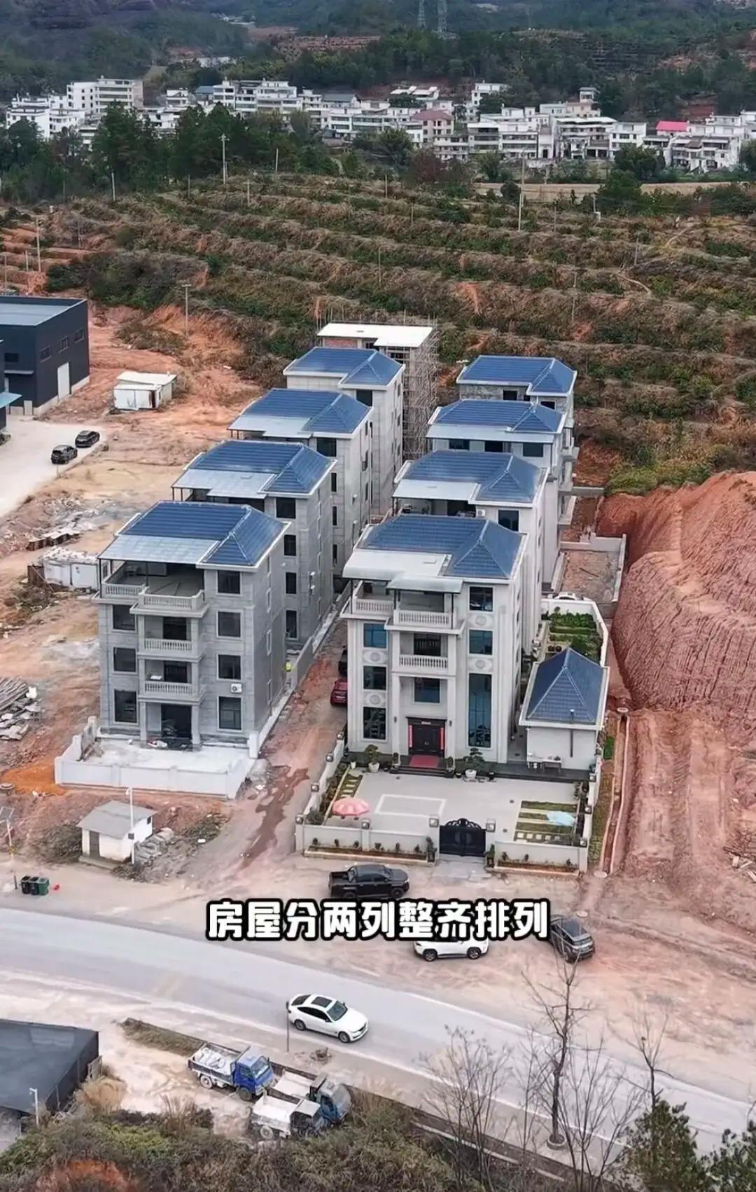 江西团结八兄妹，大哥出钱弟弟出力，为全家建起8栋一模一样的别墅这就是江西最团结