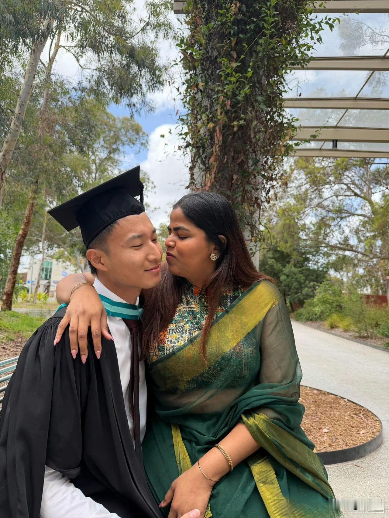 中印情侣在毕业典礼合影，甜蜜幸福，大家送上祝福吧！