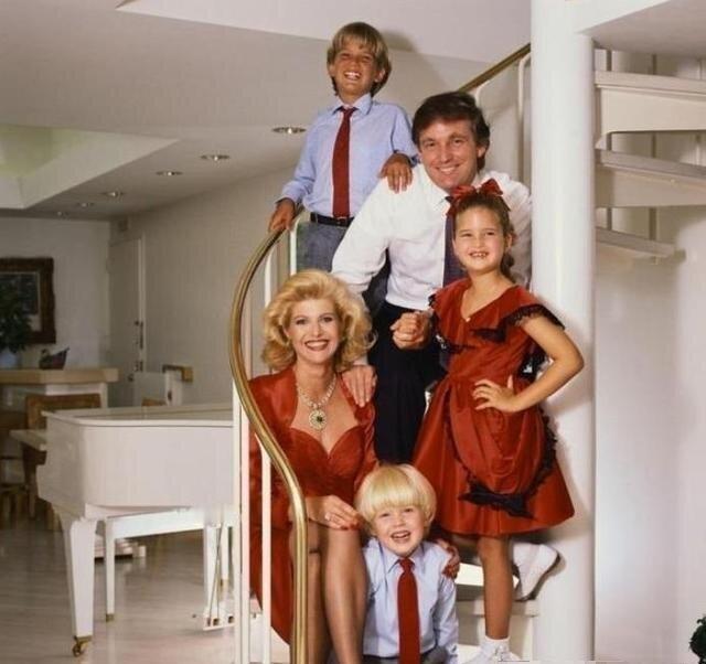 1987年，川普一家子在别墅内的合影，那时的川普事业有成，婚姻美满。198