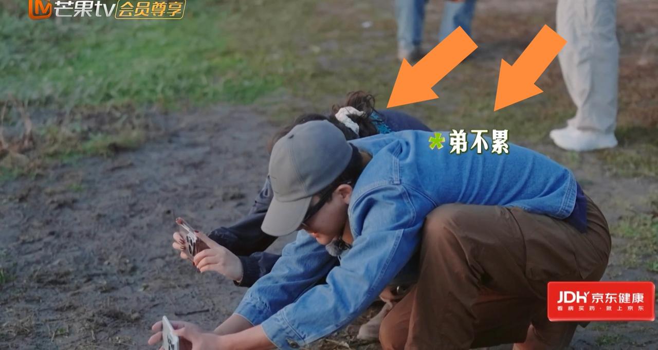 马思纯，张晚意你挤我，我挤你，硬挤过去，就为了抢占“C位”拍下这个场景。