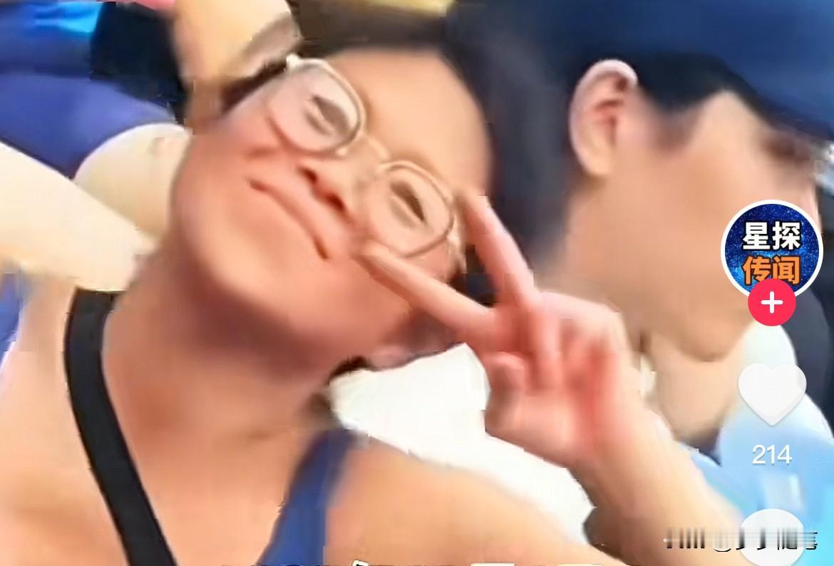 上海网球现场闹事的女子，拿出手里的证件向民警挑衅，这是一个瑞典的护照，护照下面盖