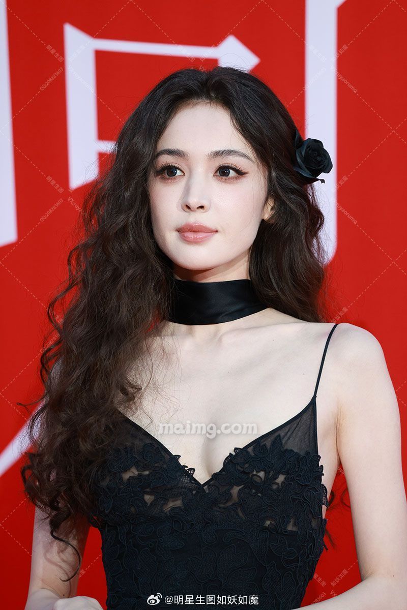 娜扎栩栩华生红毯生图汇总📷娜扎瘦的骨头根根分明​​​