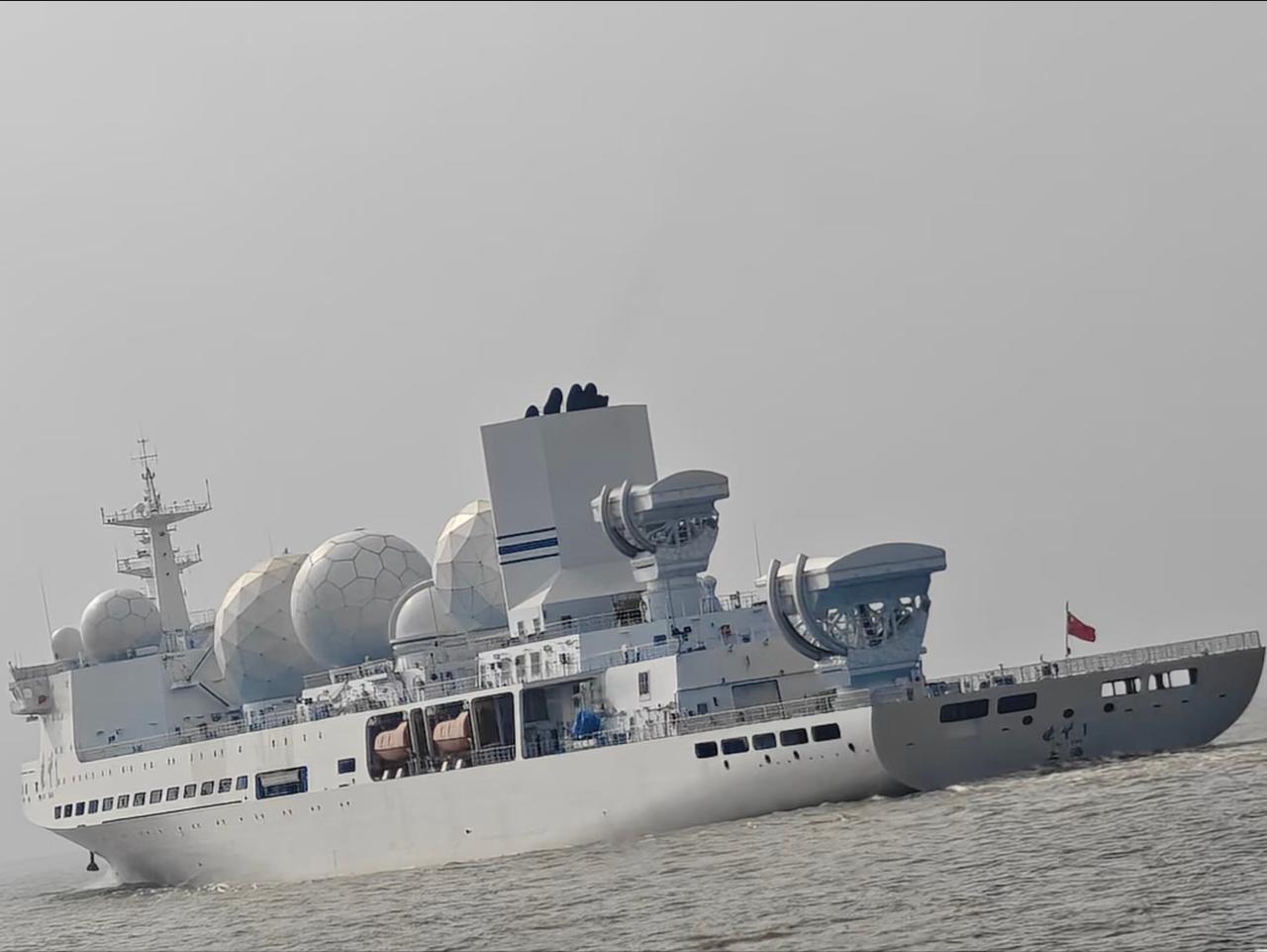 两部阵面巨大的X波段AESA雷达可精准跟踪近地轨道卫星和洲际弹道导弹，世界最先进