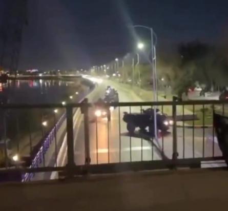 兄弟们，还得是美国仗义！沙特的美国大使馆被炸了之后，美国第一时间想的不是如何