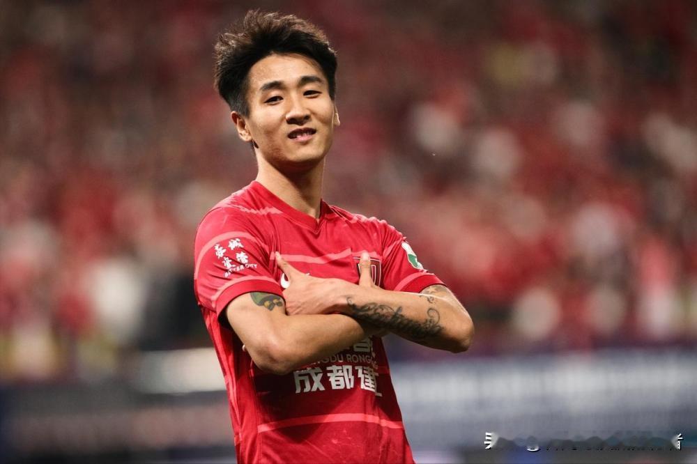 中超要落幕了，韦世豪已经正式和成都蓉城续约啦！俩人签了份两年的顶薪合同，得说到2