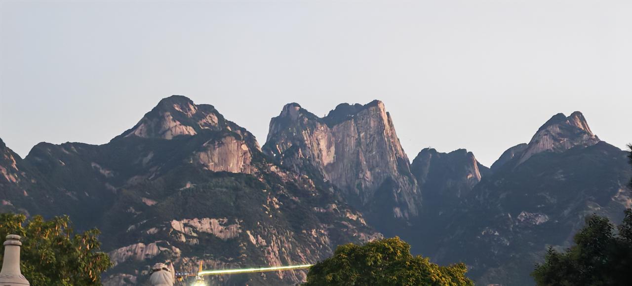 发一张照片证明你去过华山我就住在华山脚下，抬头即是西岳华山。