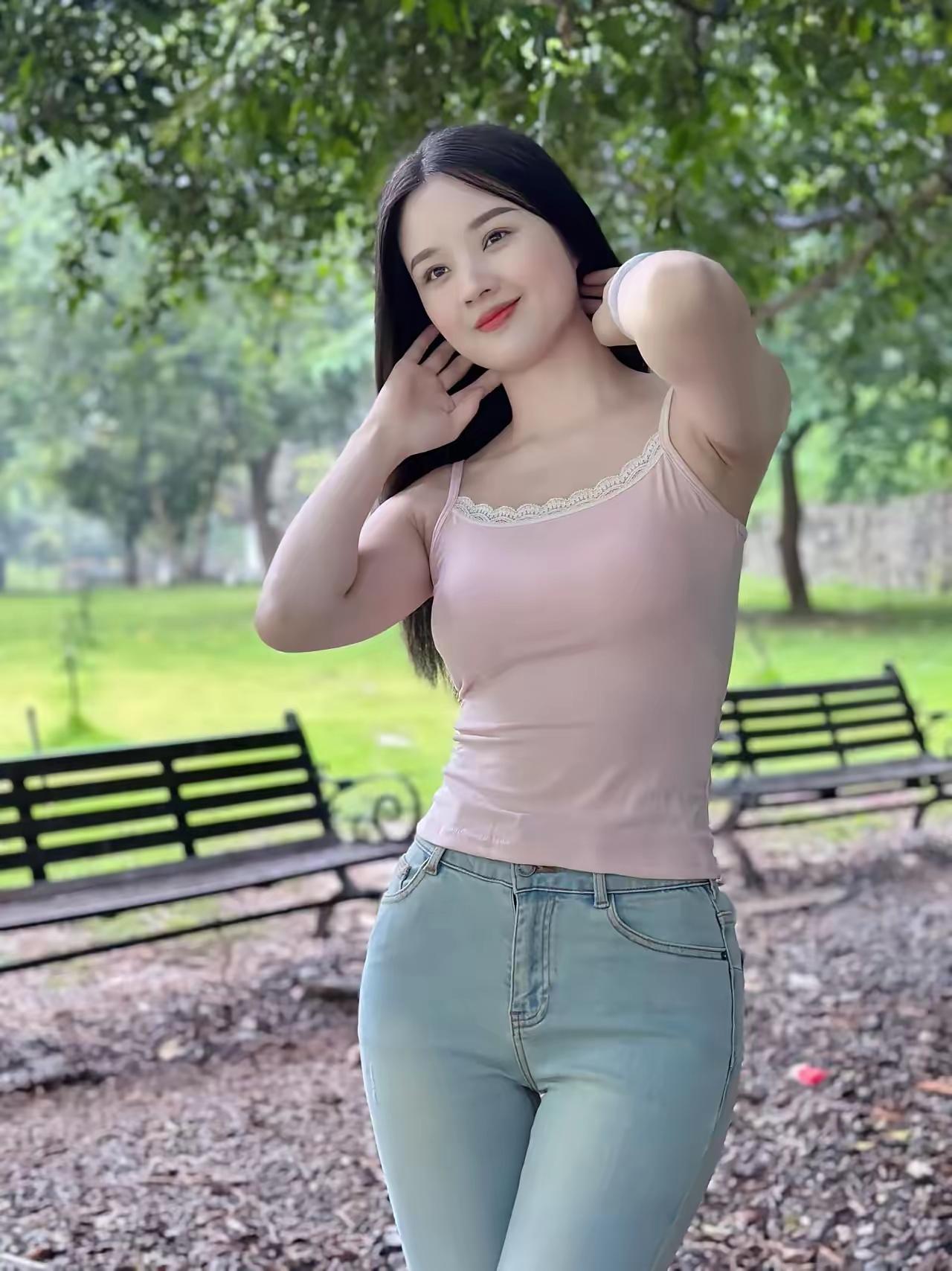 红妆映窗影，笑语入画来。