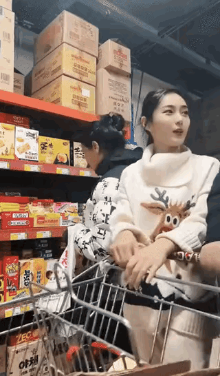 小姐姐玩的挺开呀。