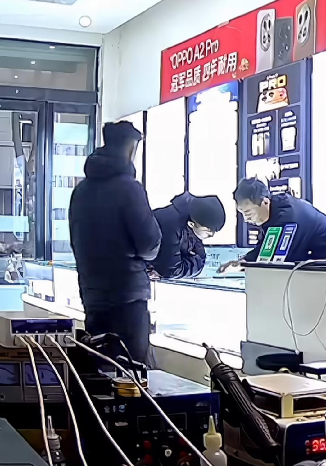 两个男子来到手机店，叫老板拿了几个手机出来，其中一个男子拿着手机就跑！老板一眼就