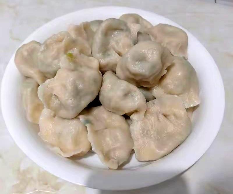 一碗热饺子，把夫妻、人情、边界全照了个清楚。闺蜜端来一碗，她正减肥不吃晚饭，顺