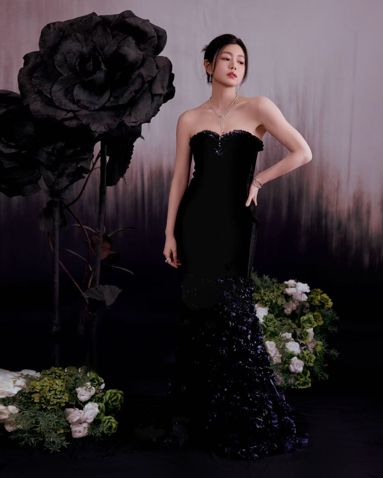 陈妍希黑玫瑰绽放姐姐这身黑裙造型太有质感！丝绒的复古肌理与珠宝的现代光芒巧妙碰