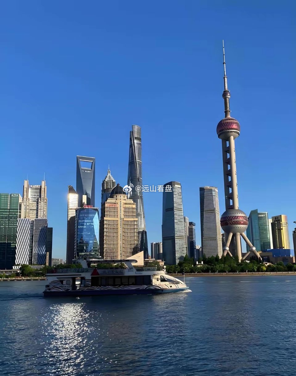同样高楼林立，为什么上海陆家嘴看起来没有香港有质感？我觉得可能就差在：香港的高