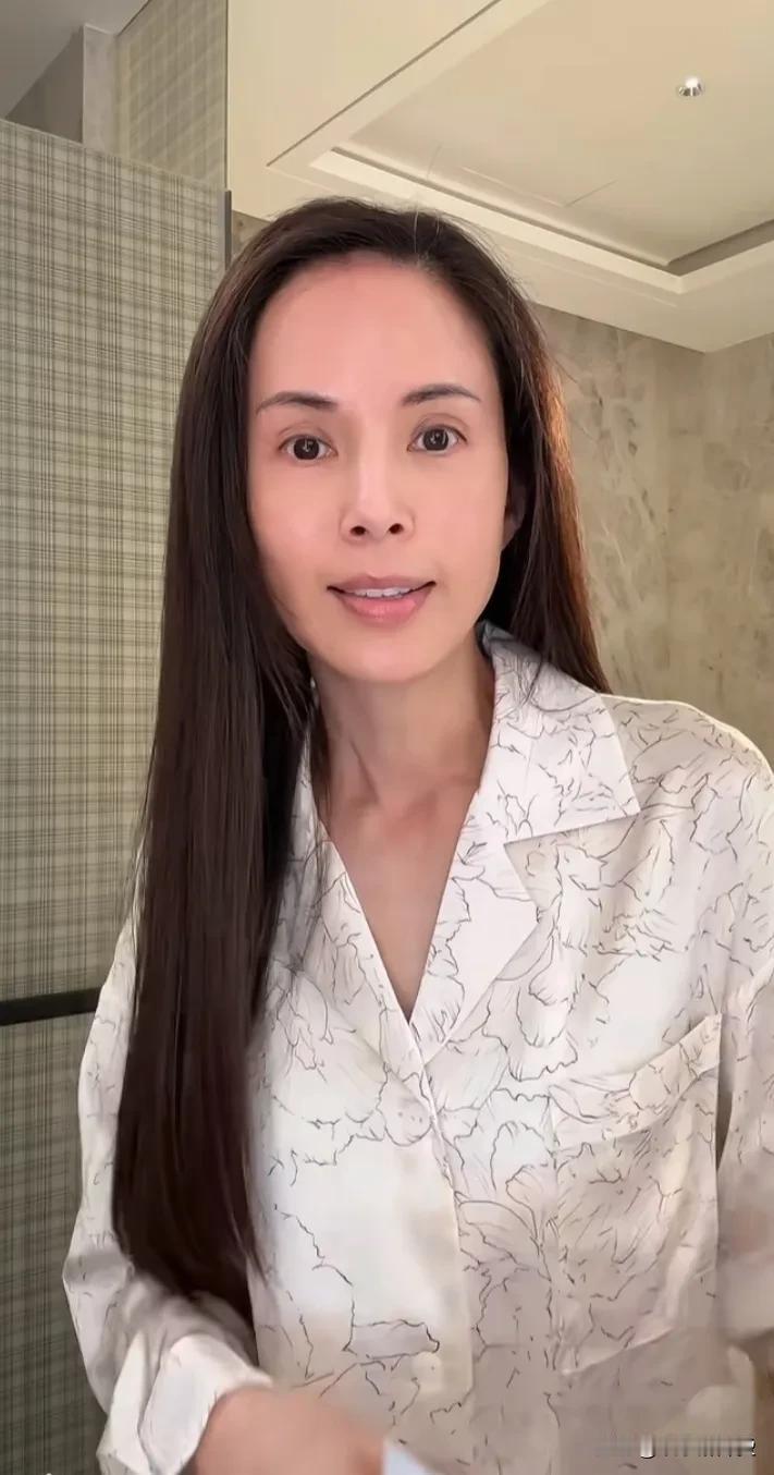 李若彤59岁状态！近日，她发视频说别把她当长辈看待，因为她一点也不老。从照片