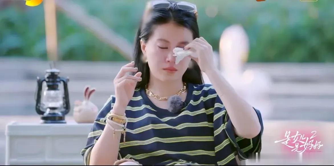 李嘉格妈妈是上嫁的牺牲者最新一期的《是女儿是妈妈》里，因为要与妈妈开杠，歌手李嘉