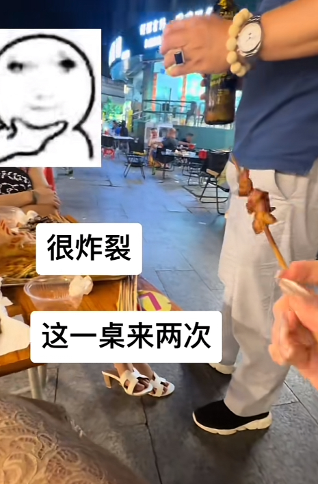 太霸气了！”广西南宁，两女子打扮的时尚漂亮，在夜间去吃路边摊，吃的正开心，邻桌