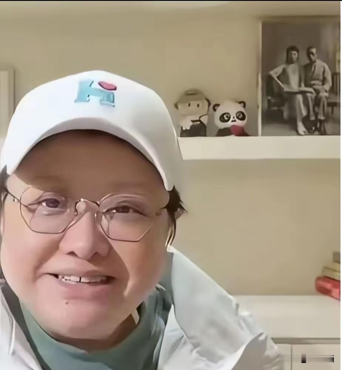 韩红现在，怕是比吃了苍蝇还难受。不是因为演唱会取消，而是因为帮冯小刚拉票房，把多