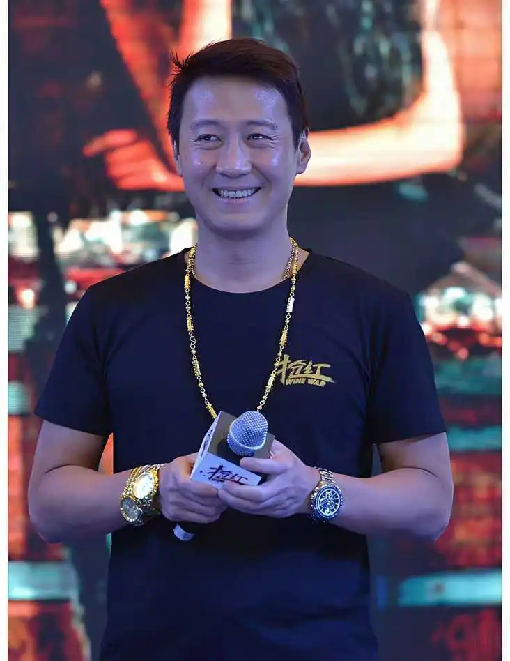 黎明，两个大金链子，三个小手表。这么不低调了吗？印象中他很儒雅呢。
