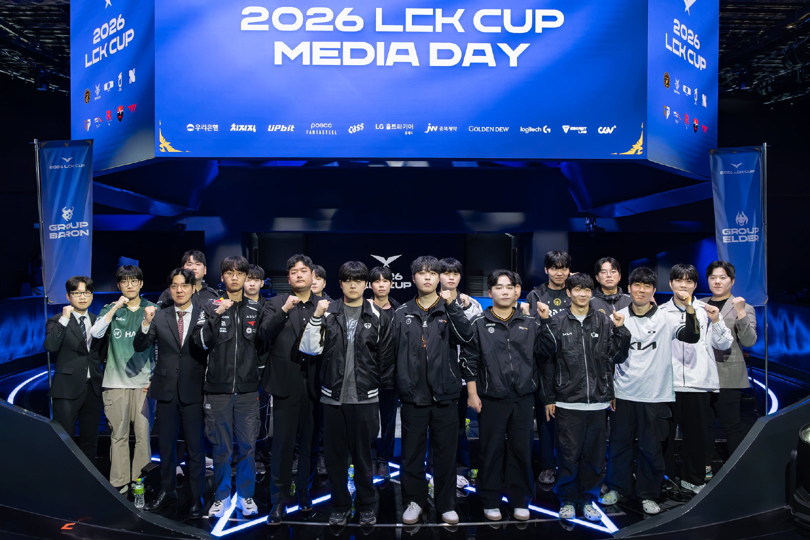 韩媒发文表示拳头游戏已于去年年底与NAVER、SOOP签订了LCK转播权合约。这