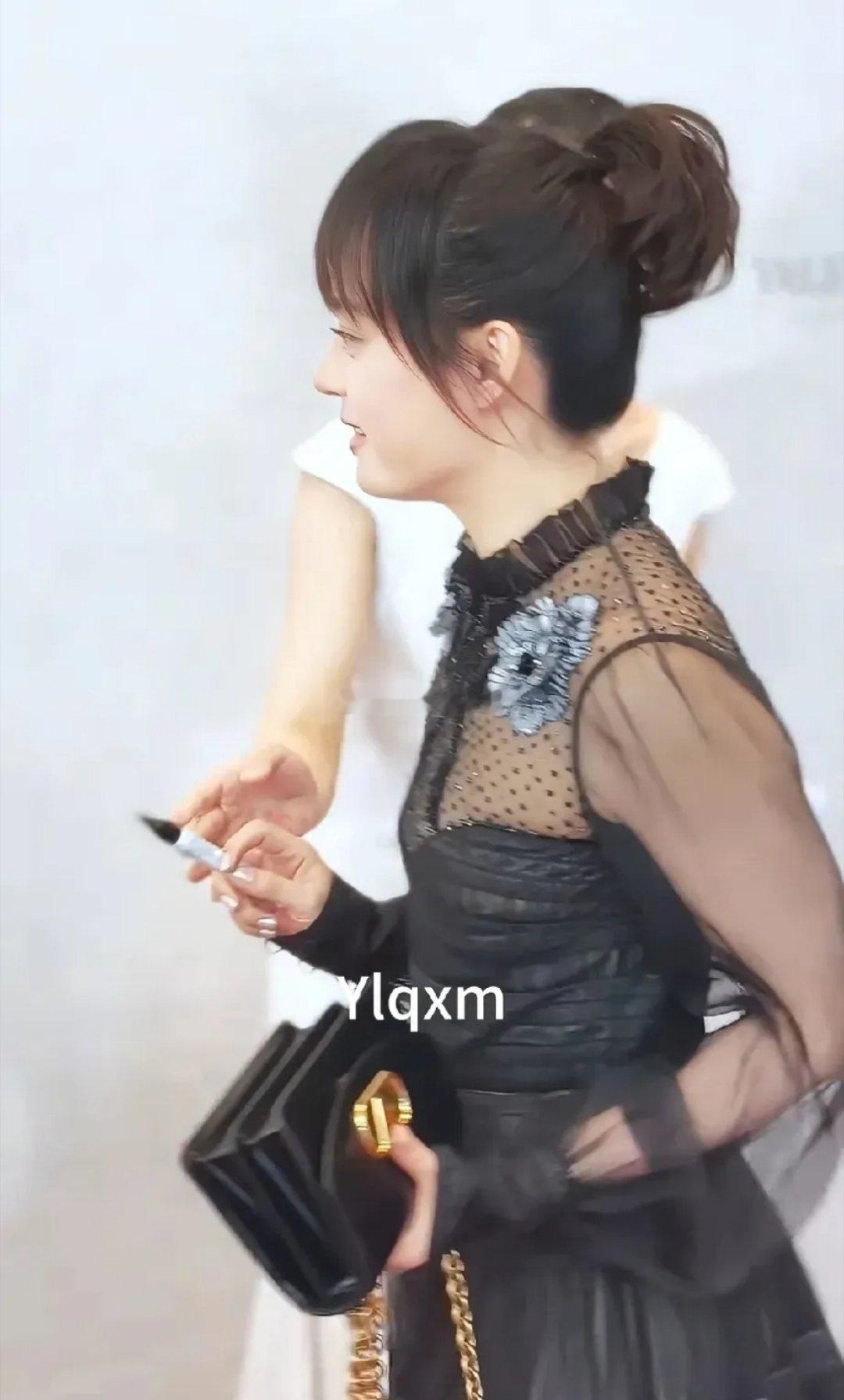 开始以为孙俪是盘了个头，没想到只是扎了个卷儿，这也太随意了，足以显示她的内心强大