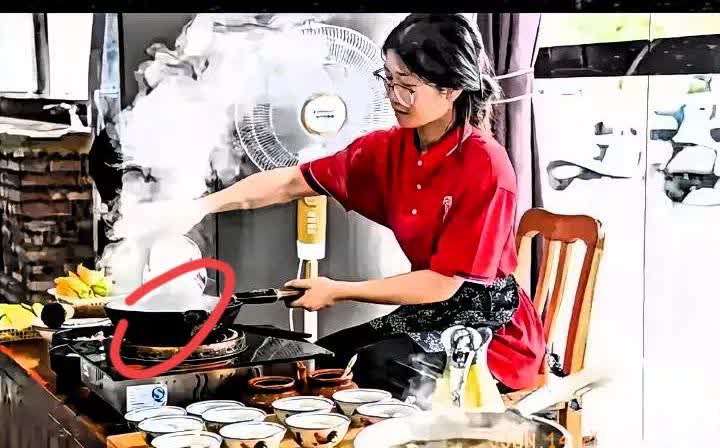 家人们谁懂！高考刚结束的桂林“扁担女孩”，打暑假工直接带火餐厅！扁担女孩