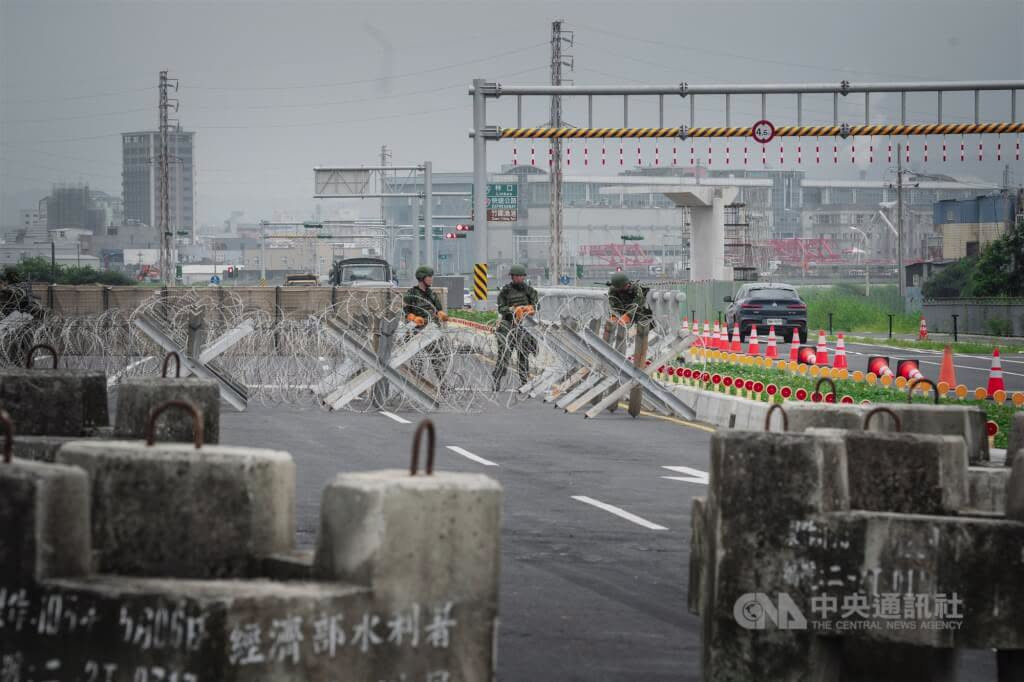 这几天台湾桃园地区出现演习，M1A2T艾布拉姆斯坦克出现在街道上，只不过无人机时