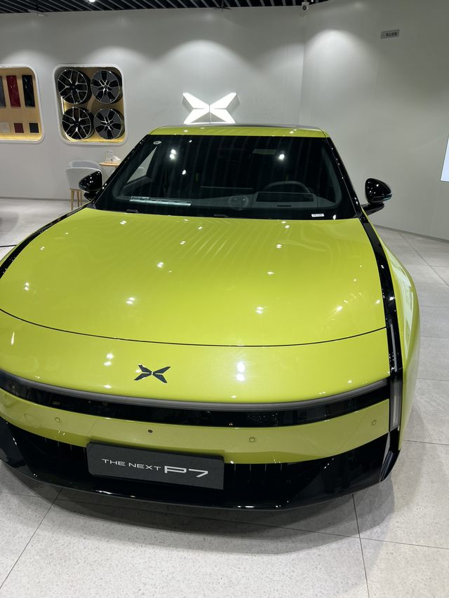 全新小鹏P7静态体验内饰设计见仁见智，中控岛台有两个带有出风口的无线充电位置，