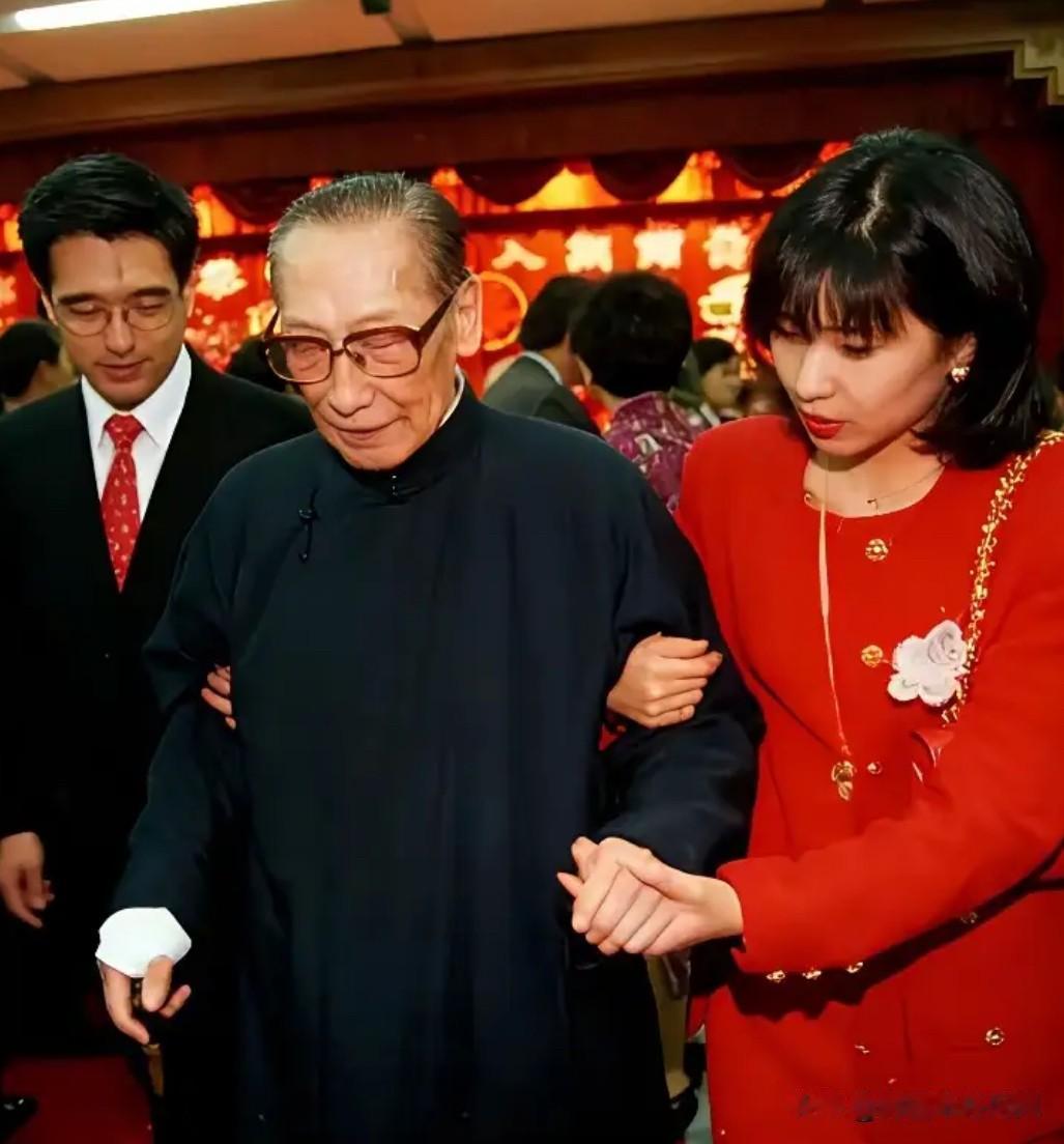 1997年3月，台湾妇联会提前为宋美龄举行百岁寿诞盛会。处在重病中的蒋纬国，执意