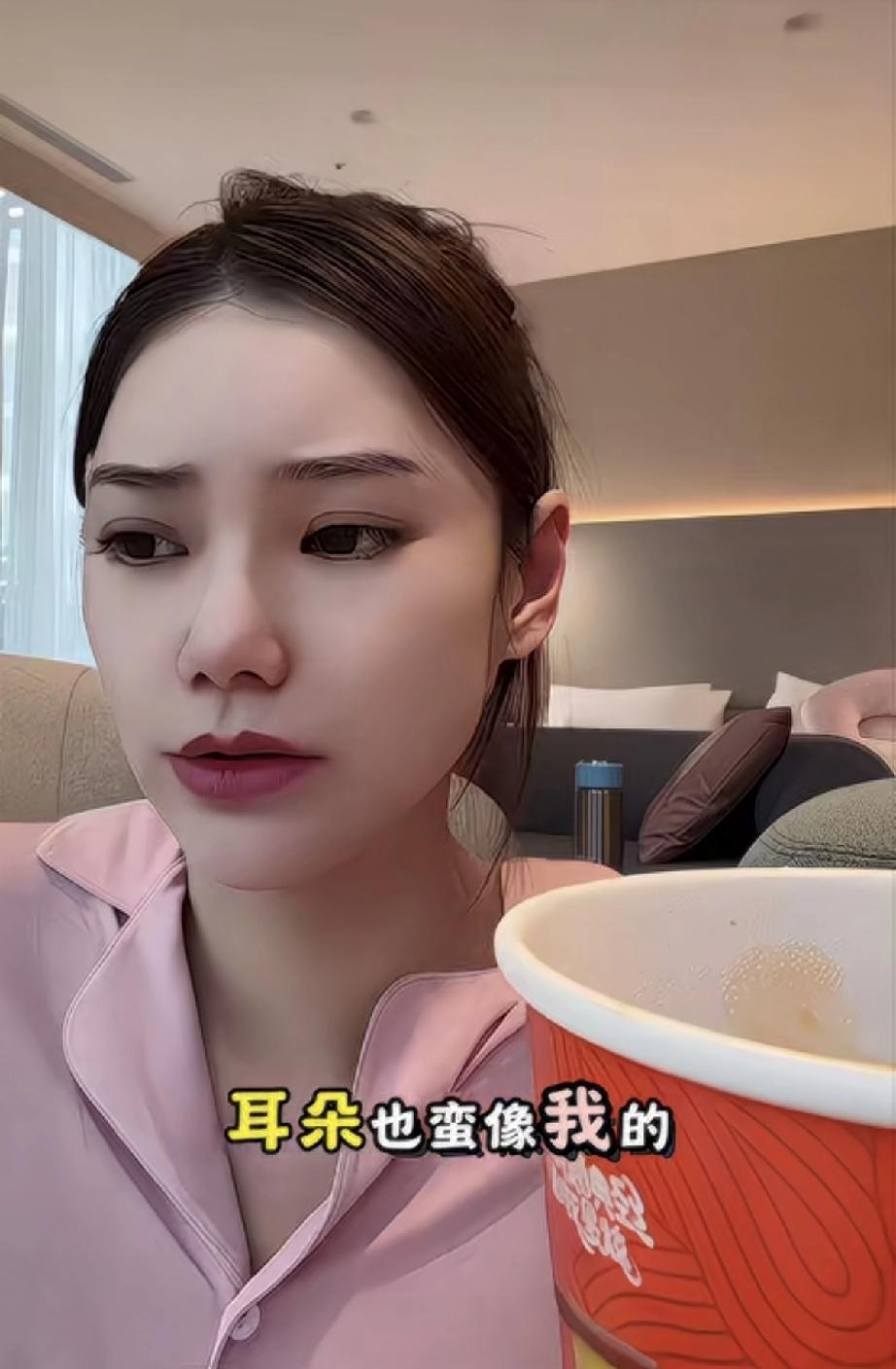 小汪宝儿长的到底像小菲还是像筱梅，听宝儿的妈妈怎么说。筱梅提起儿子来，满脸的幸