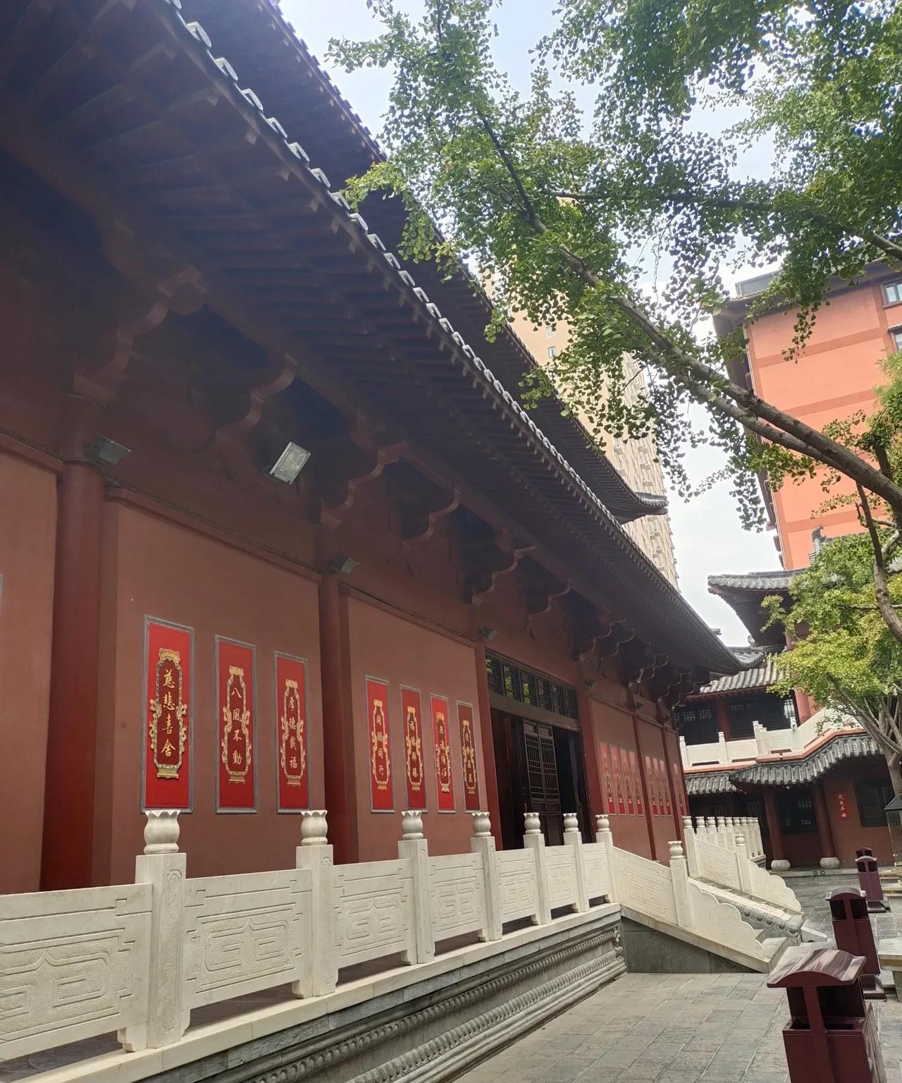 我有个高中女同学，今年都37岁了还没有结婚。她长得其实很漂亮，肤白貌美那种，说话
